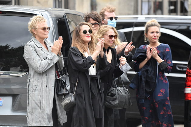 Muriel Robin, Victoria Bedos, Joëlle Bercot et Anne Le Nen, émues à l'arrivée du cercueil