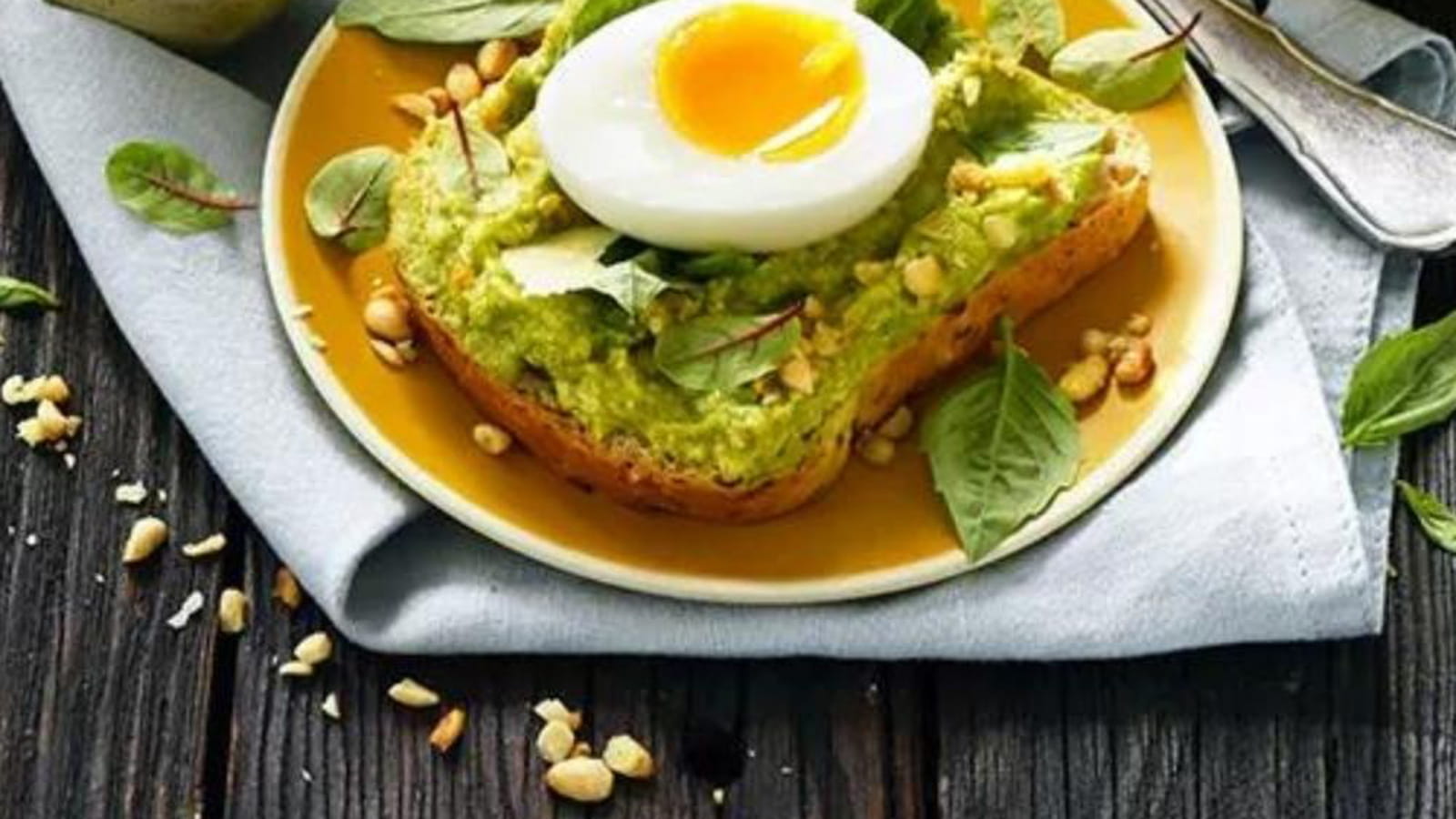 Toast à l'avocat, pesto et oeuf mollet