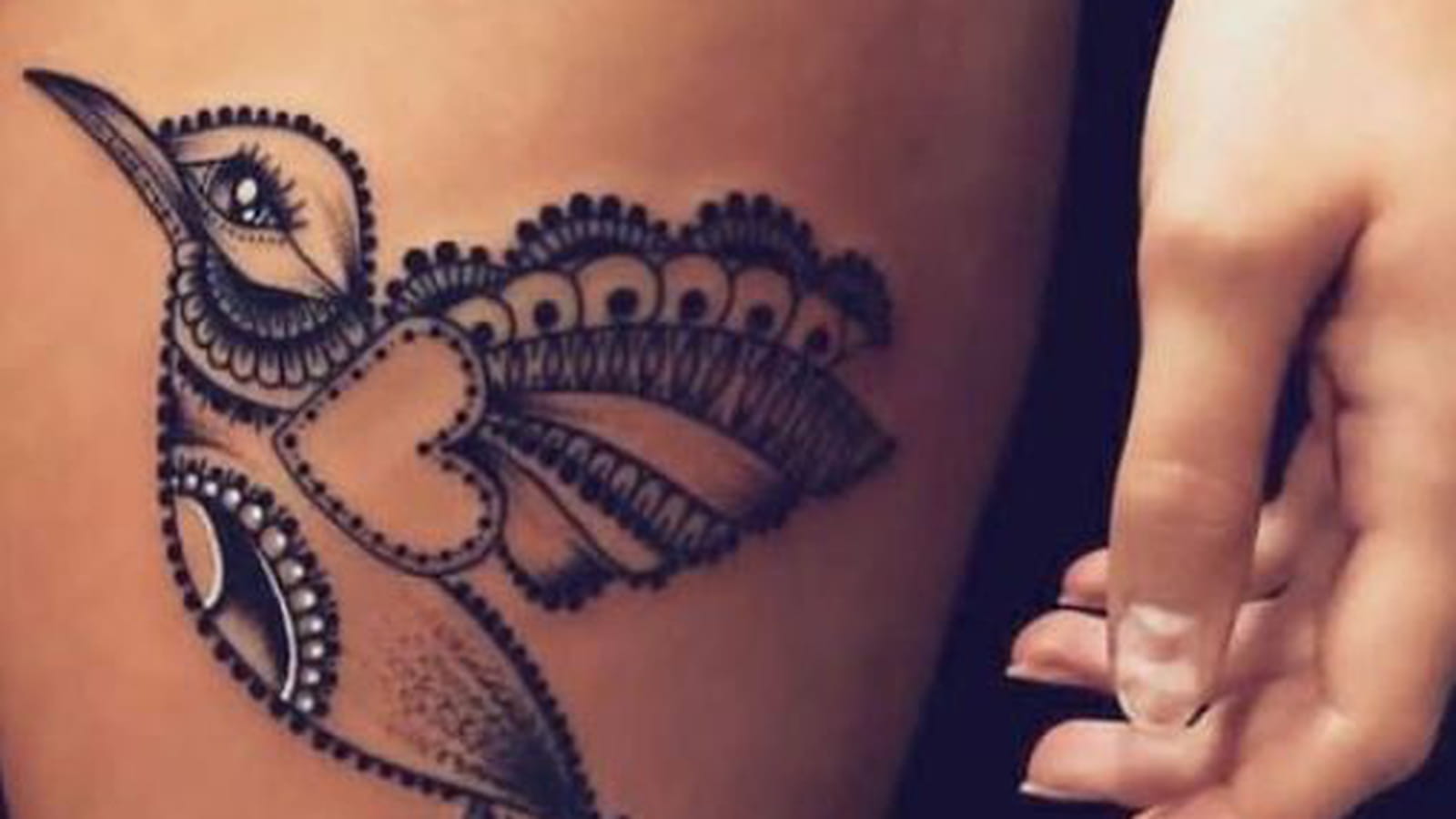 Oiseau mandala sur la cuisse