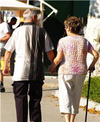 n'hésitez pas à vous aider d'une canne pour ménager votre hanche malade.