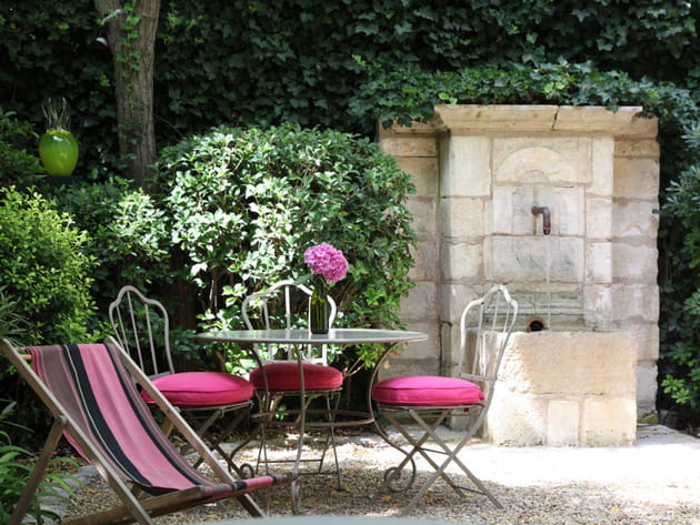 Déjeuner champêtre près de la fontaine