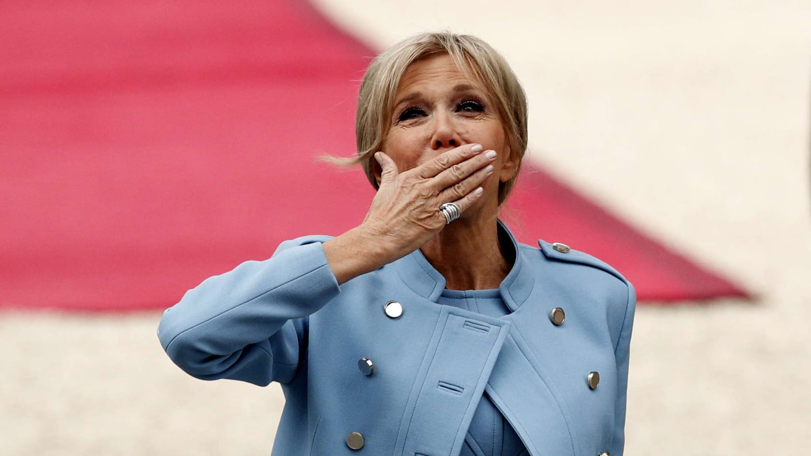 Brigitte Macron embras(s)e les foules