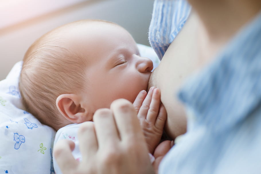 Tétées groupées : pourquoi bébé tète plus souvent le soir ?