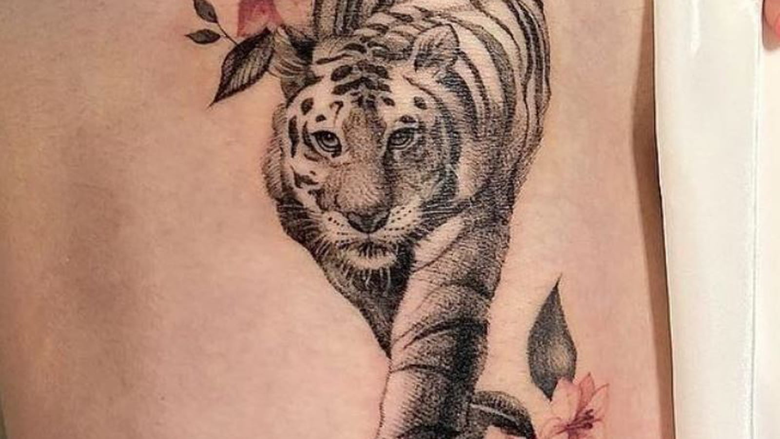 Tigre et fleurs sur la hanche