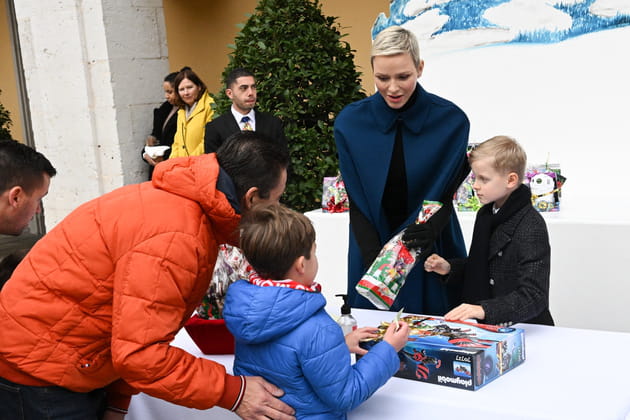 Charlene de Monaco et Jacques distribuent des cadeaux de Noël au palais
