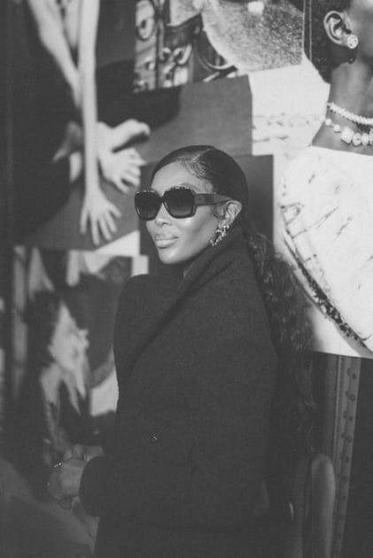 Naomi Campbell en manteau noir au d&eacute;fil&eacute; Chanel printemps-&eacute;t&eacute; 2023