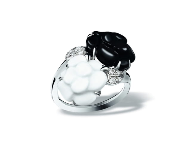 Bague "Toi & Moi - Mini cam&eacute;lia sculpt&eacute;" de Chanel