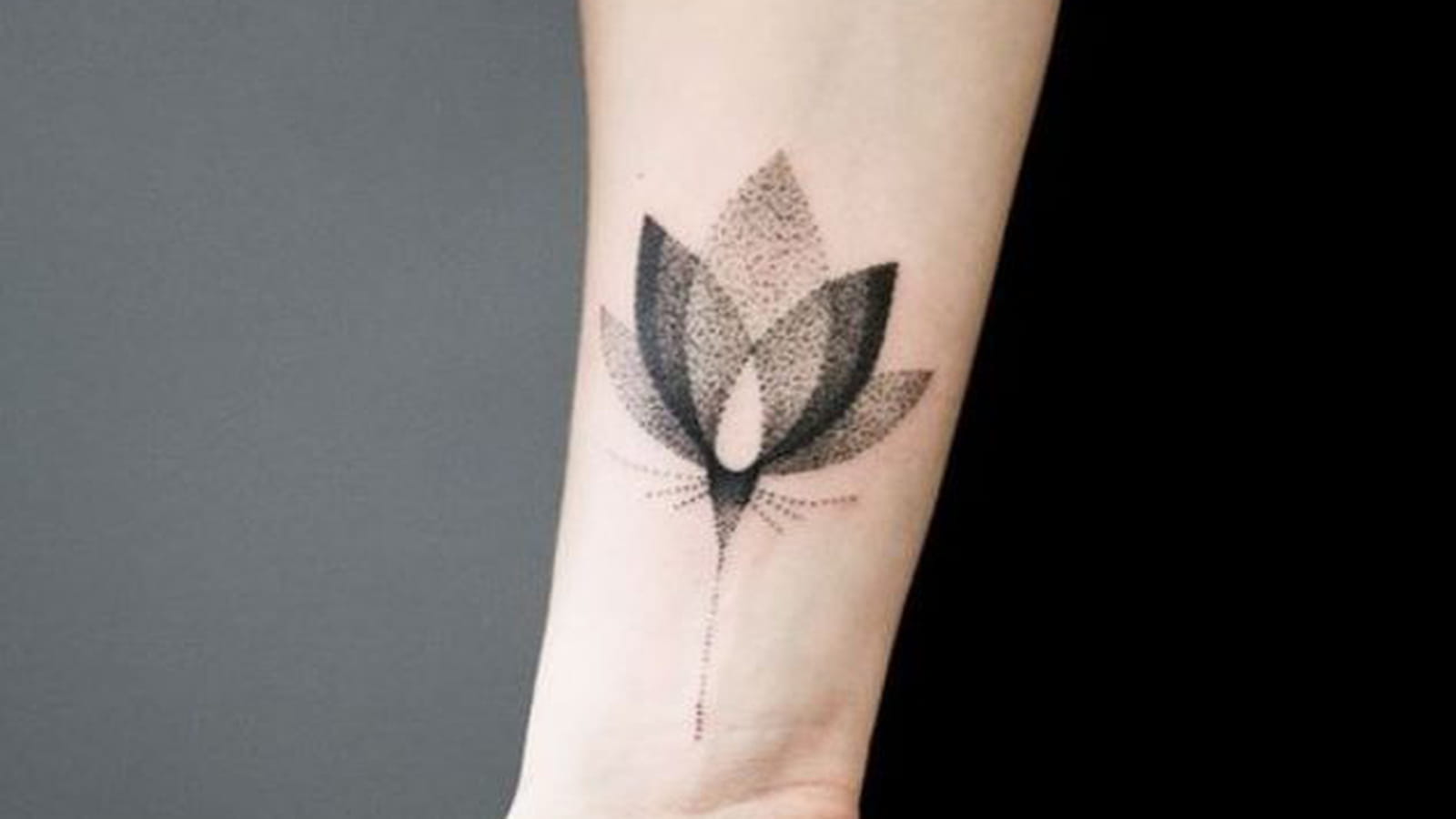 Fleur de lotus floue sur l'avant-bras
