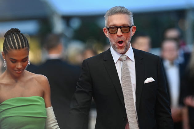 Vincent Cassel fait une dr&ocirc;le de t&ecirc;te avec Tina&nbsp;: red carpet du film Les Crimes du futur, Cannes, mai 2022