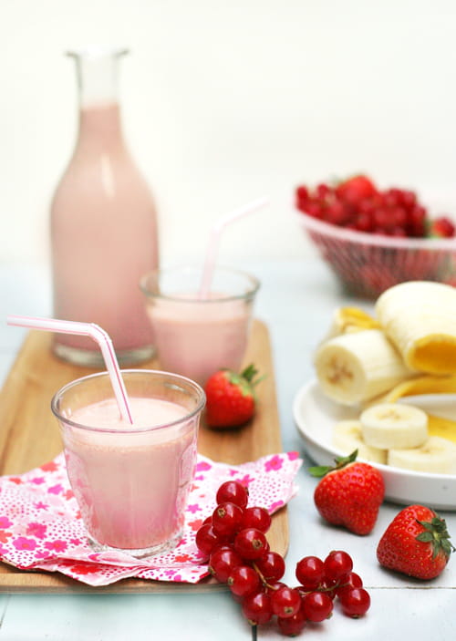 Smoothie au soja, banane et fruits rouges