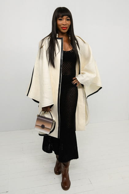 Venus Williams en manteau noir et blanc et robe en résille au défilé Givenchy