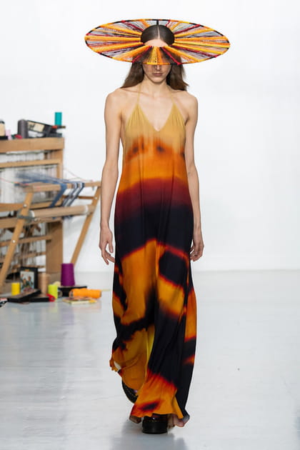 Robe à imprimé tie and dye et coiffe auréole aperçues sur le défilé Benjamin Benmoyal
