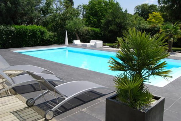 Une piscine parfaitement int&eacute;gr&eacute;e au jardin paysag&eacute;