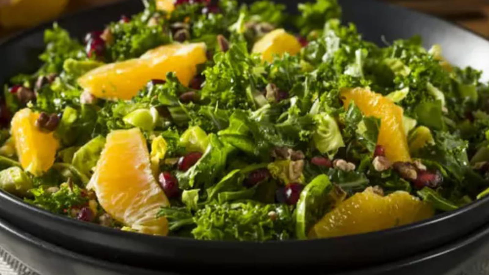 Salade verte à l’orange, aux grenades et noix