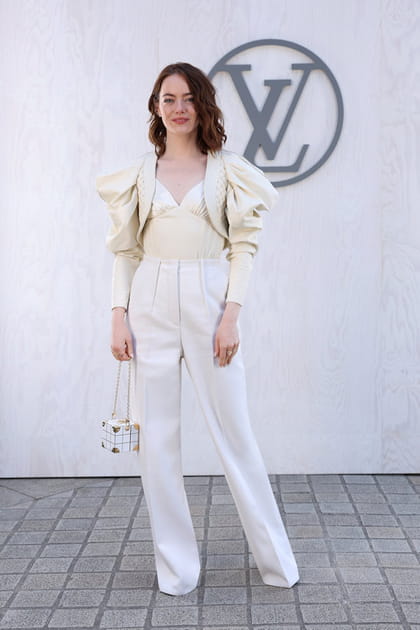 Emma Stone en blouse &agrave; manches bouffantes et pantalon blanc