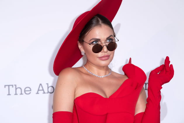 Karolina Zubkova-Mattes tout de rouge v&ecirc;tue au gala AmfAR