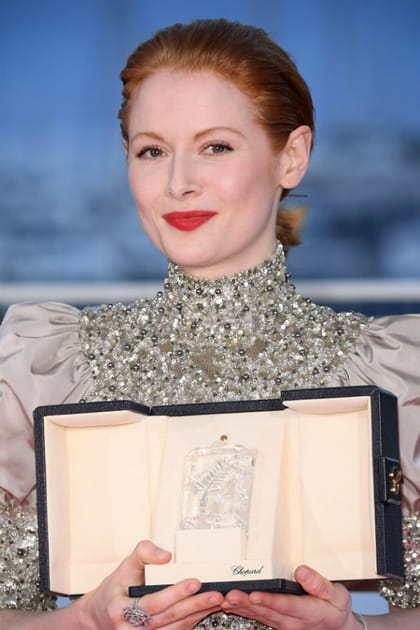 La bouche rouge d'Emily Beecham