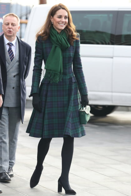 Kate Middleton&nbsp;en manteau &agrave; carreaux et &eacute;charpe verte