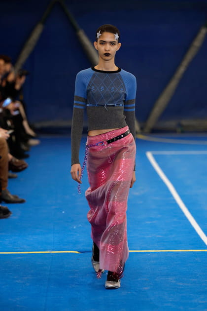 Jupe longue taille basse &agrave; rayures et top &agrave; manches longues aper&ccedil;us sur le d&eacute;fil&eacute; Cormio