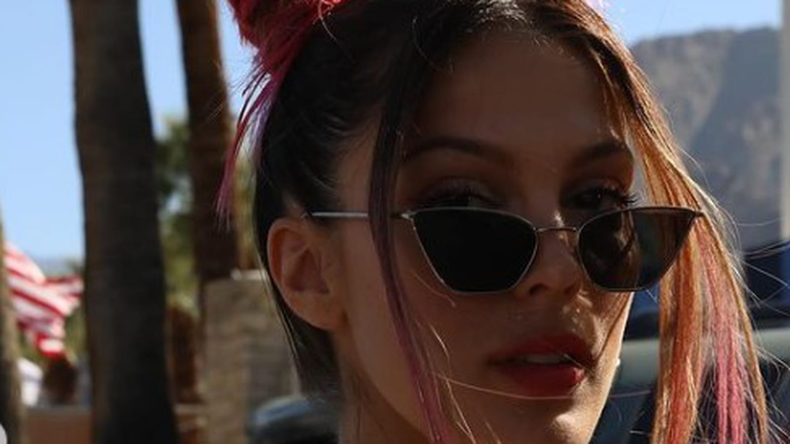 Iris Mittenaere et ses cheveux roses