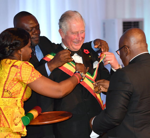 Le Prince Charles, m&eacute;daill&eacute; au Ghana