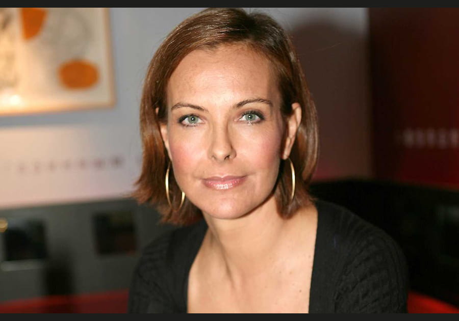 Carole Bouquet, chaleureuse avec sa coloration cuivr&eacute;e
