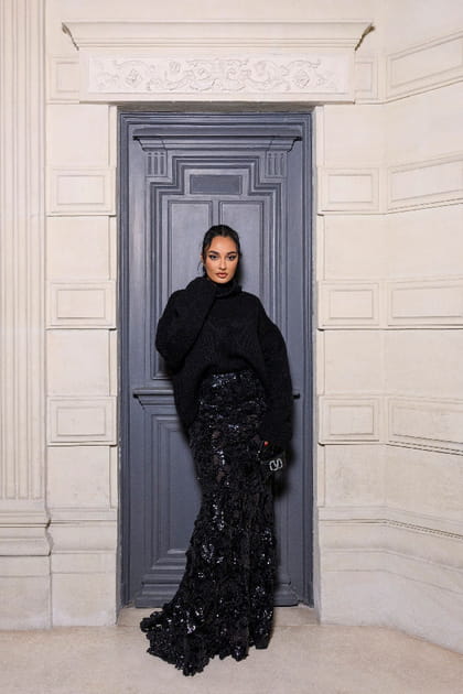 Amina Muaddi en jupe scintillante et chemise noire au d&eacute;fil&eacute; Valentino haute couture printemps-&eacute;t&eacute; 2024