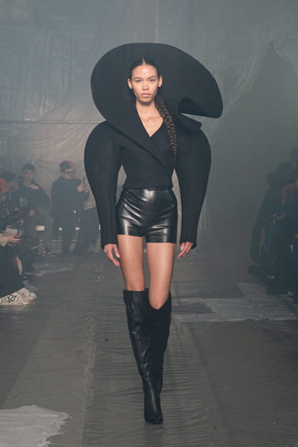 Short en cuir, cuissardes et top &agrave; &eacute;paules oversize per&ccedil;us sur le d&eacute;fil&eacute; Han Kj&oslash;benhavn