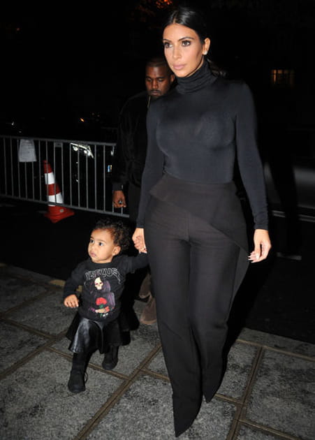 Kim Kardashian en total look noir au défilé Balenciaga