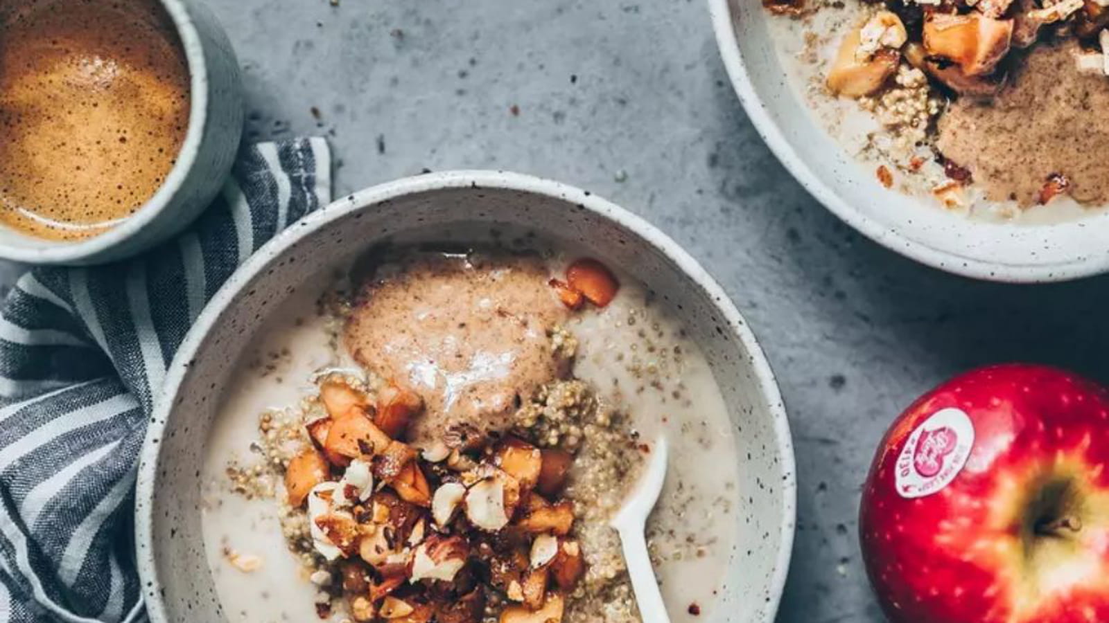 Porridge de quinoa et pommes Pink Lady® caramélisées