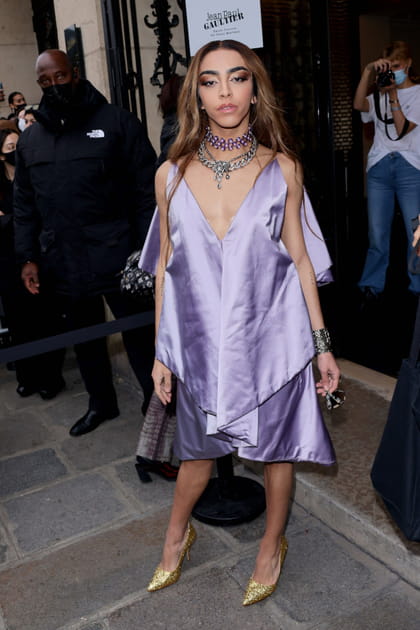 Bilal Hassani en robe satinée