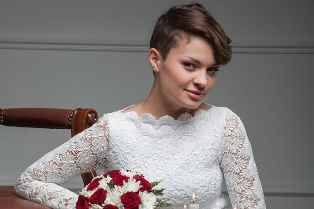 Une mèche rebelle, pour une coiffure de mariage courte et bohême