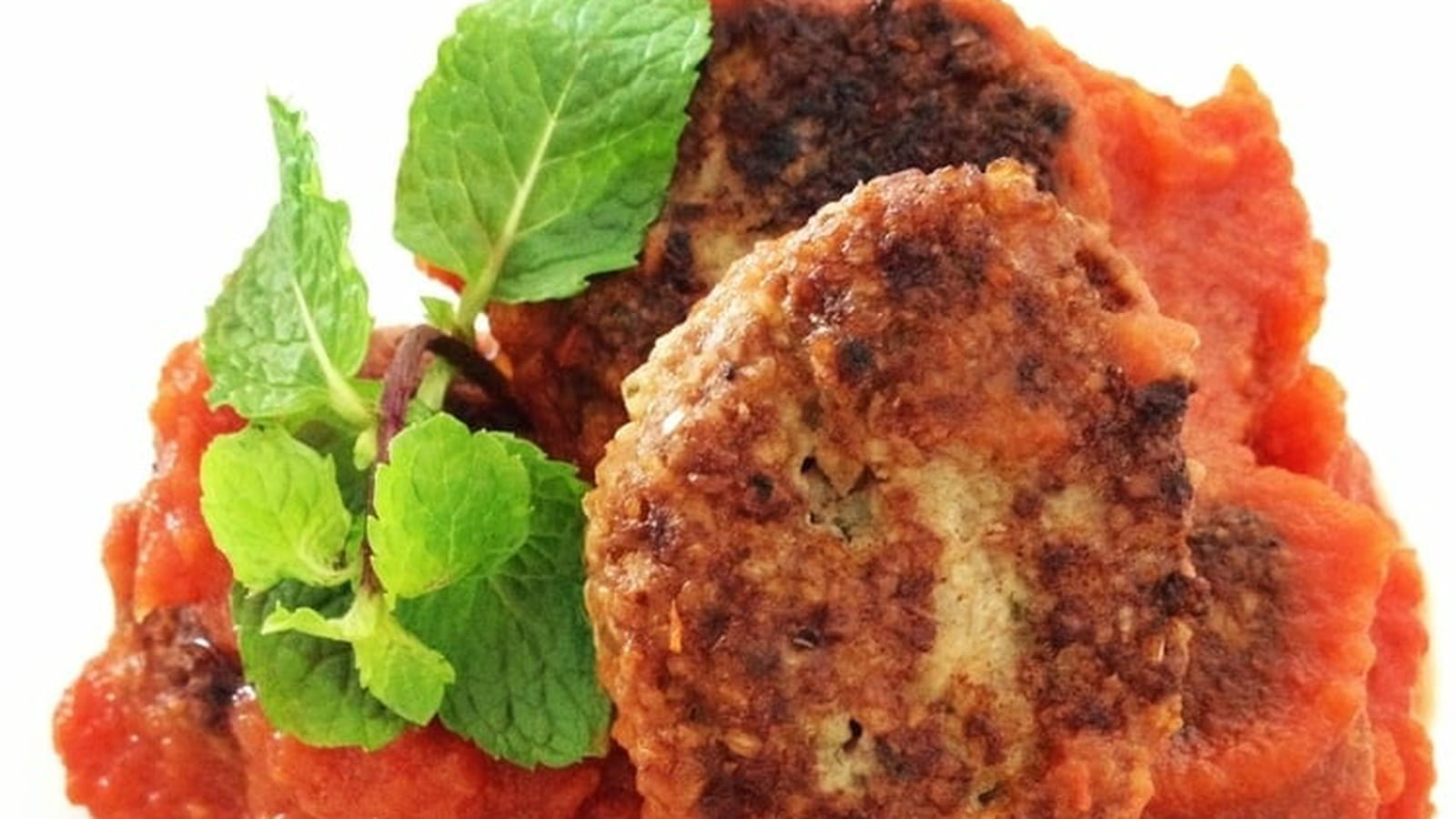 Boulettes de bœuf au boulgour, sauce tomate à l'aubergine