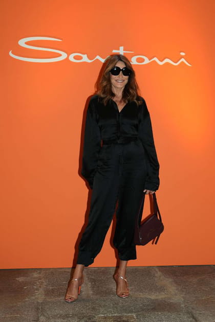 Carla Bruni en combinaison satinée noire