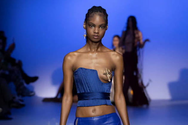 Corset en cuir et pantalon bleu&nbsp;aper&ccedil;us sur le d&eacute;fil&eacute; Di Petsa