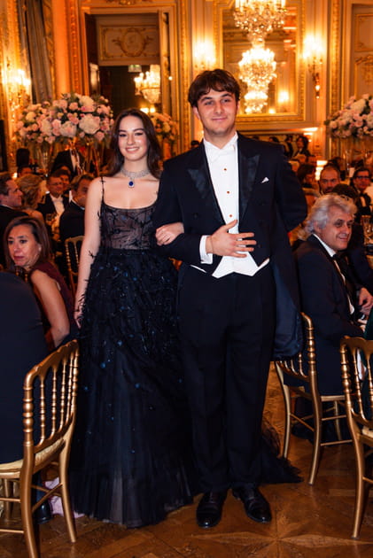 Talitha Stern pose avec son cavalier Don Vittorio Ruffo di Calabria : Bal des Débutantes