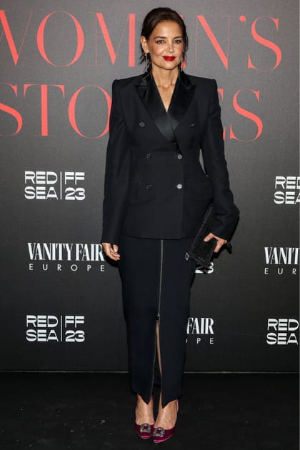 Katie Holmes en blazer noir et jupe zippée
