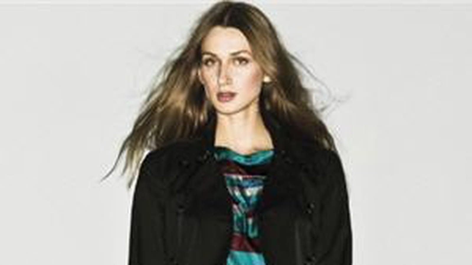 Trench noir et robe colorée de Sisley