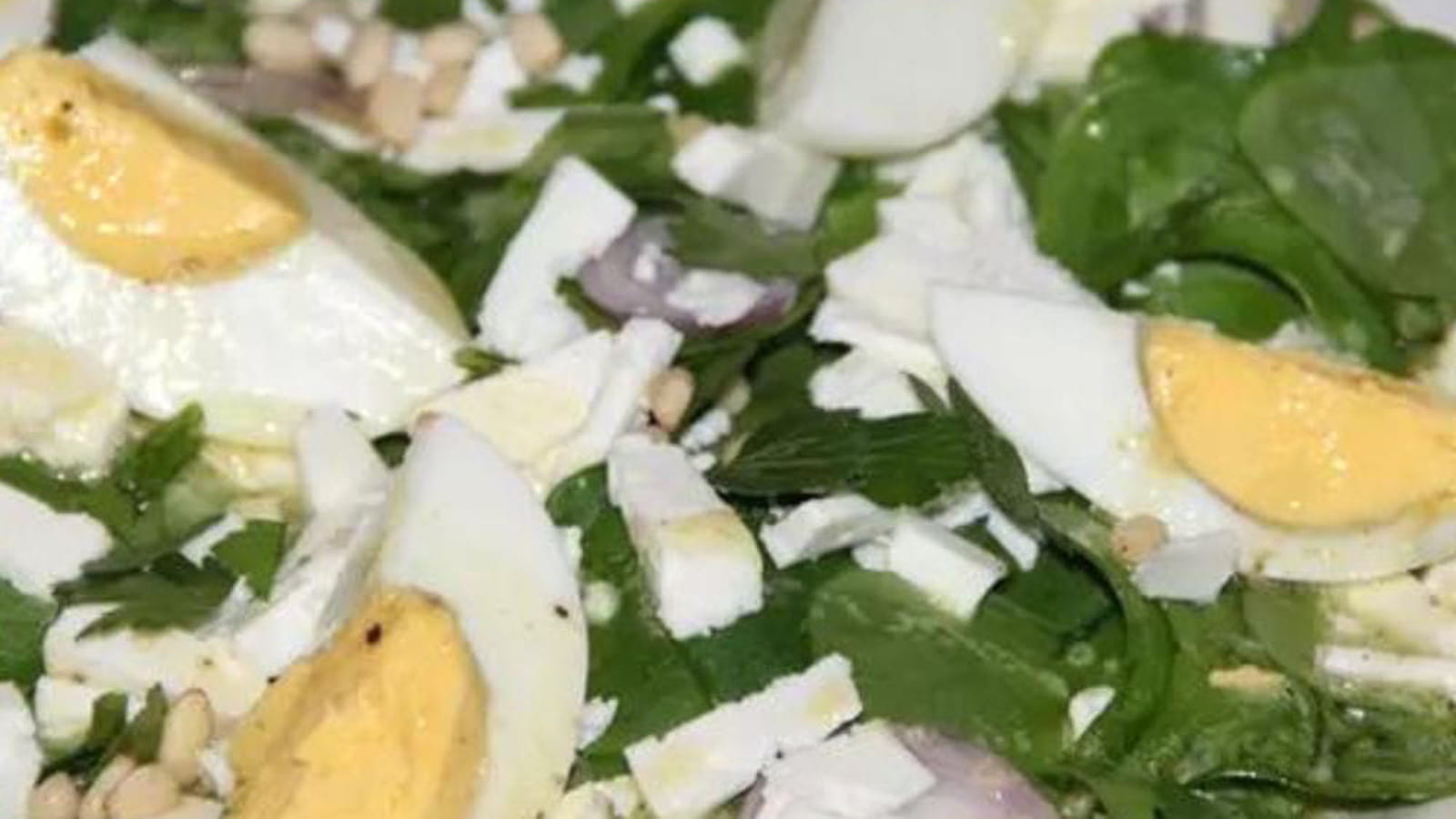 Salade de pourpier, feta et œufs durs, vinaigrette à l'orange