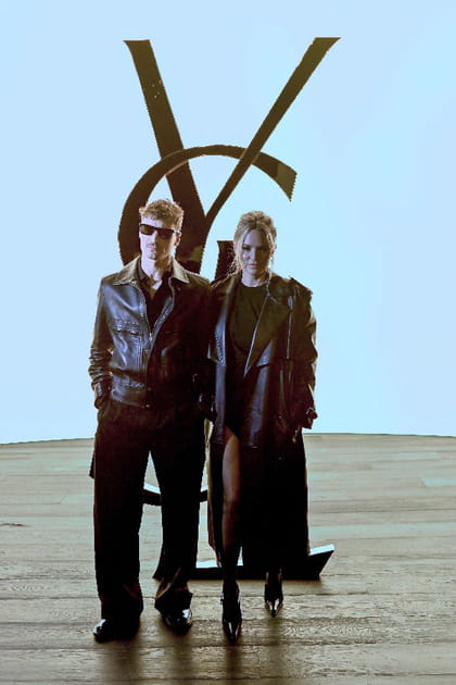 Virginie Efira en long trench en cuir noir avec Niels Schneider