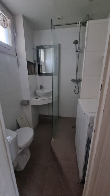 Avant&nbsp;: une salle d'eau avec WC et lave-linge dangereuse