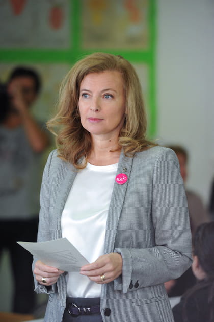 Valerie Trierweiler en tee-shirt blanc et blazer pied-de-poule
