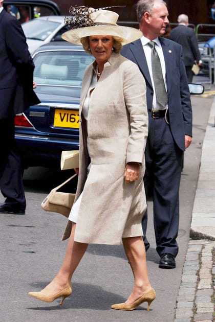 Camilla Parker-Bowles en manteau beige et escarpins &agrave; petits talons nude