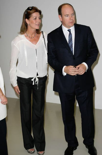 Caroline de Monaco en blouse blanche et pantalon noir