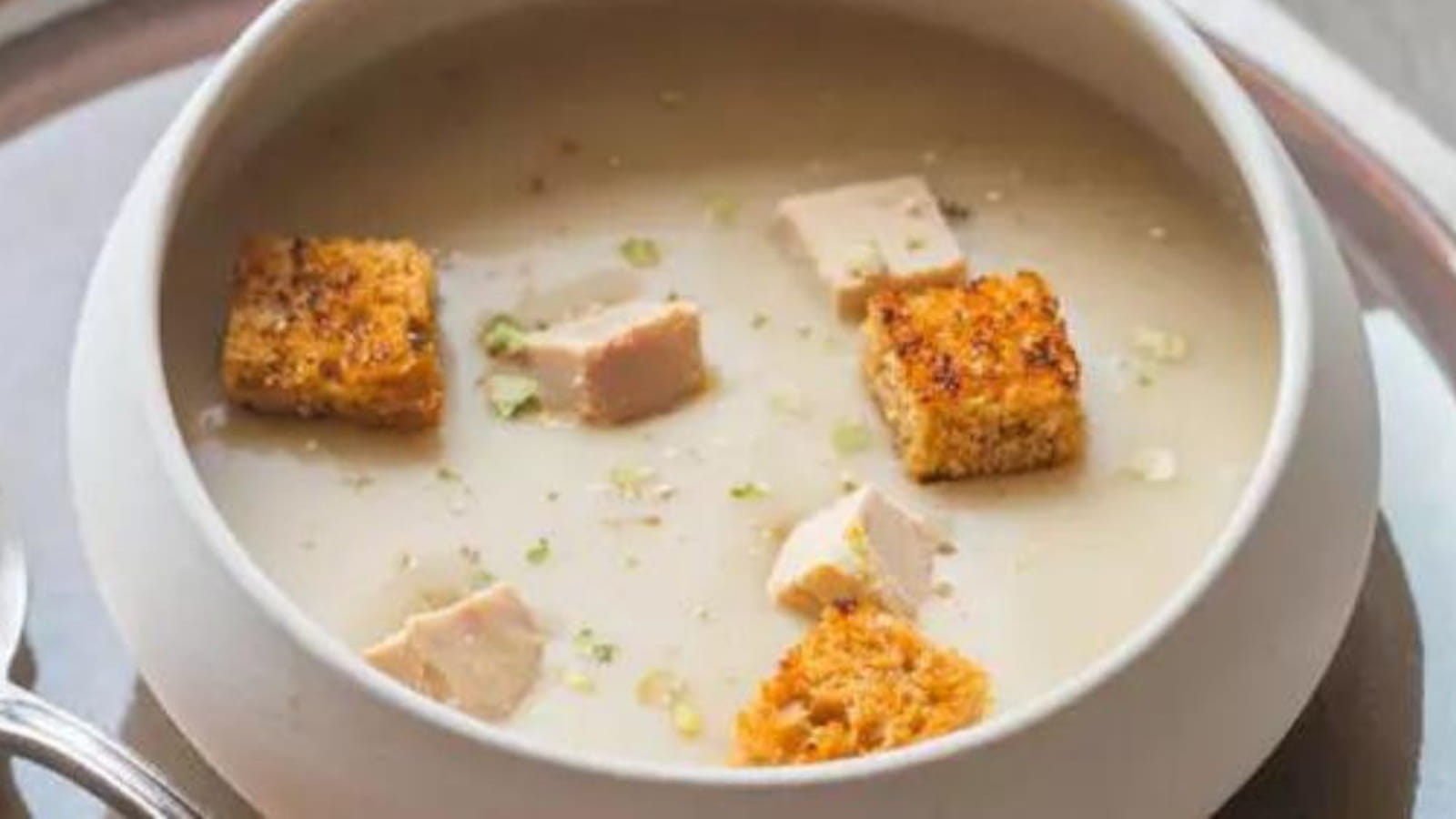 Velouté de châtaignes, cubes de foie gras poêlés et croûtons de pain d'épices