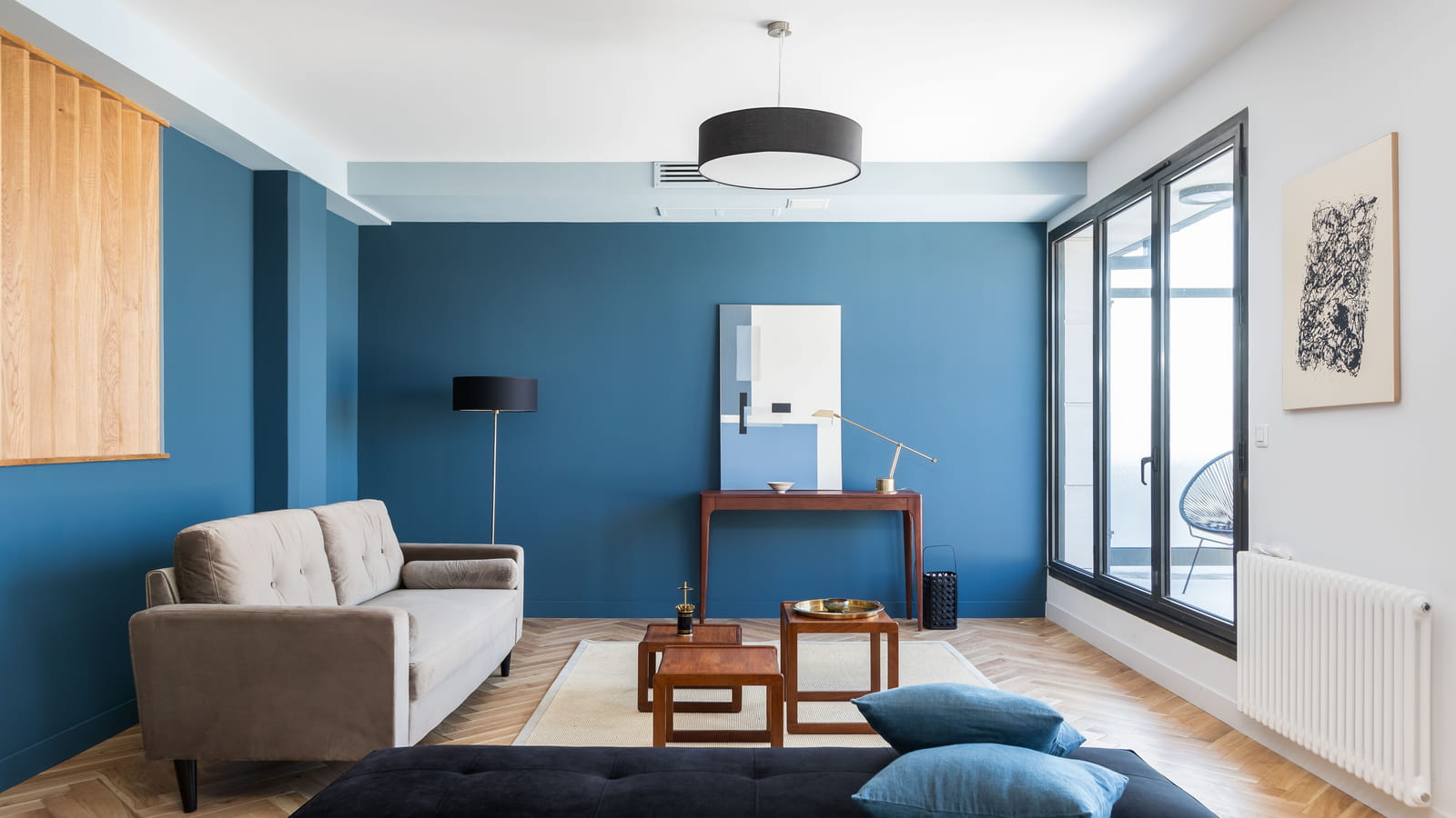 Mur bleu & parquet 
