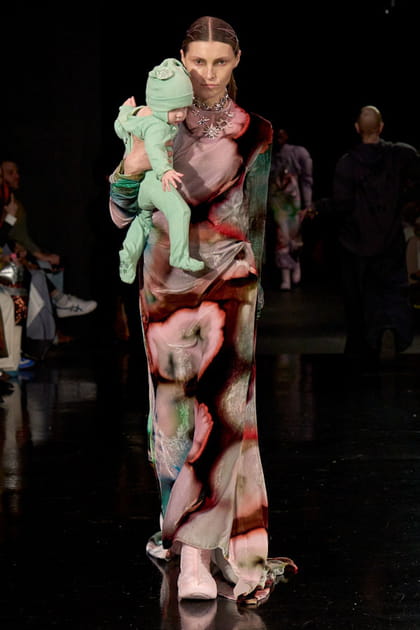 Robe longue &agrave; imprim&eacute; multicolore&nbsp;aper&ccedil;ue sur le d&eacute;fil&eacute; Collina Strada