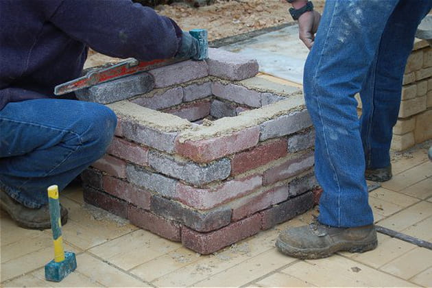 Veiller à croiser les joints des pavés pour assurer la solidité de l'ensemble