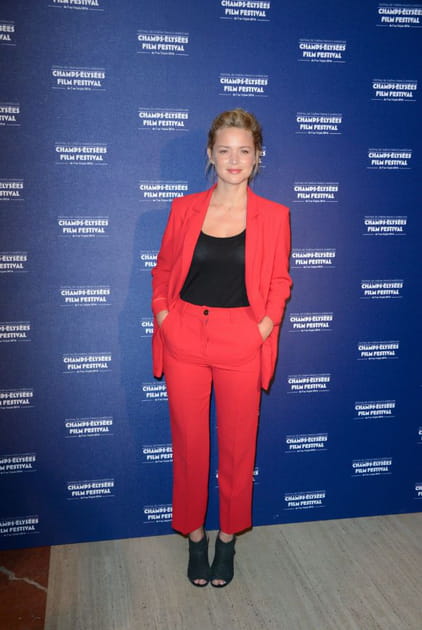 Virginie Efira en haut noir et ensemble de costume rouge