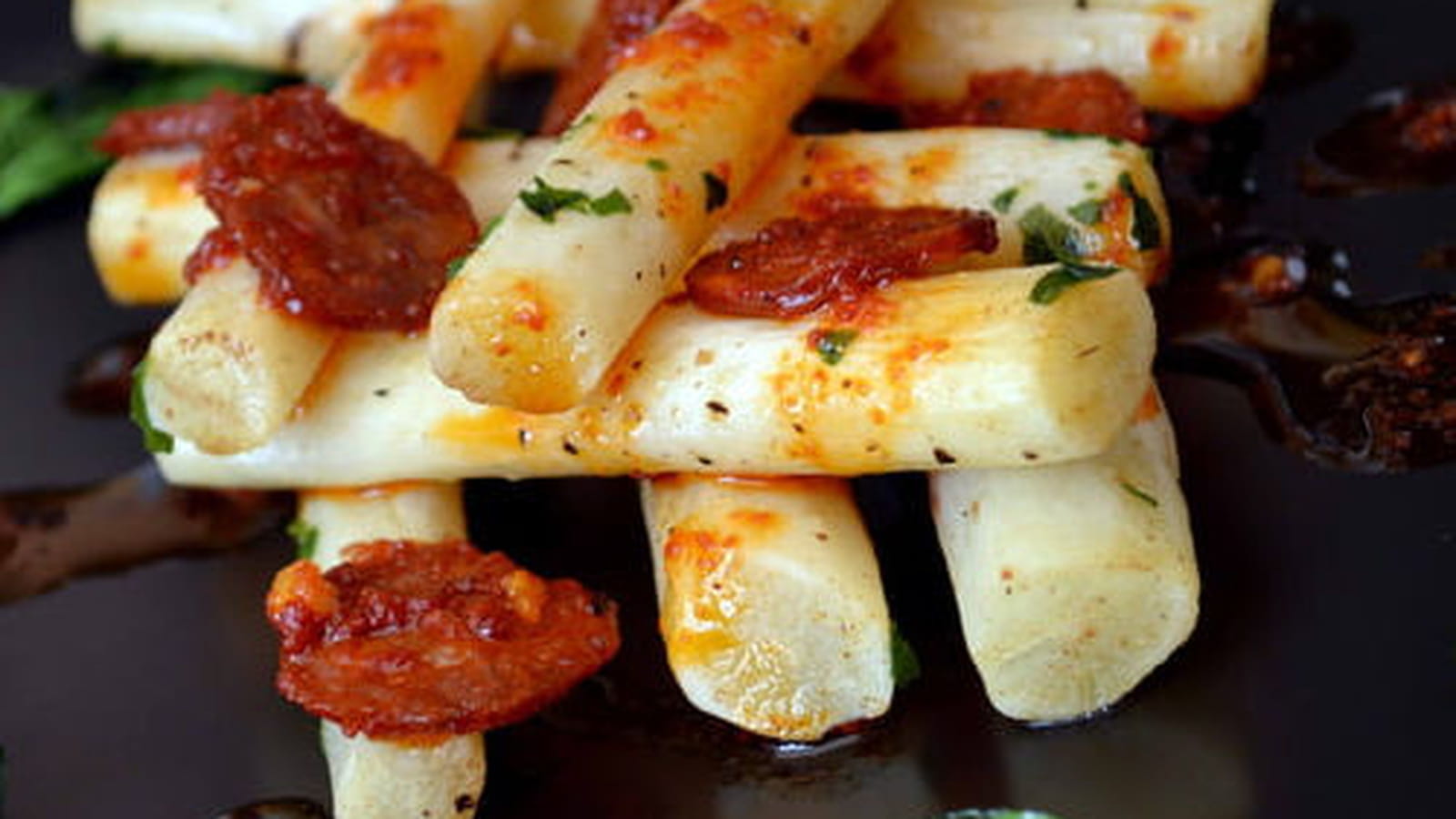 Mikado de salsifis poêlés au basilic, sauce tomatée à l'ail et chorizo piquant